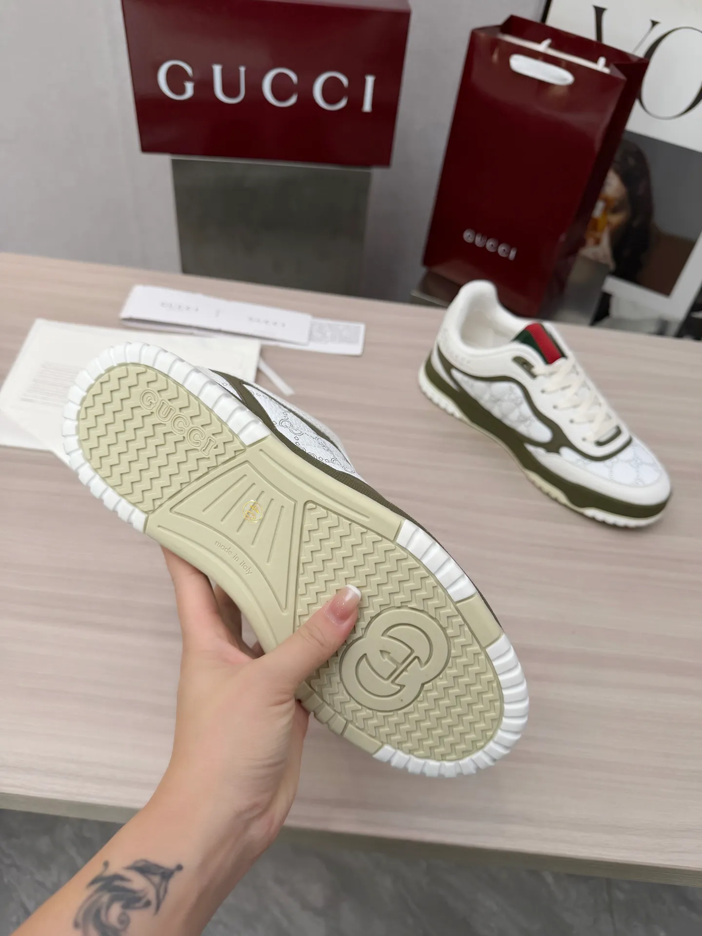 [G Home] P: 600💰 Couple size: Female 35-40. Male 39-44 (45 custom-made) 🆕2025.GUCC Gucci original order quality The latest popular high and low top aged couple sneakers series shipped original purchase development and production, this high and low top sneakers adopt a basketball-style silhouette design, cleverly integrated with hollow panels and distressed effects, showing unique ingenuity. The ingenuity incorporates brand logo details such as interlocking Double G styling accessories and Gucci lettering, a low-key tribute to the brand's design heritage. Exquisite packaging at the delivery counter 🛍📦 ▪️ Fabric: Original customized imported first-layer cowhide ▪️ Inner lining: Imported first-layer cowhide ▪️ Sole: Original molded two-color TPU sole ▪️ Sole thickness: 3cm